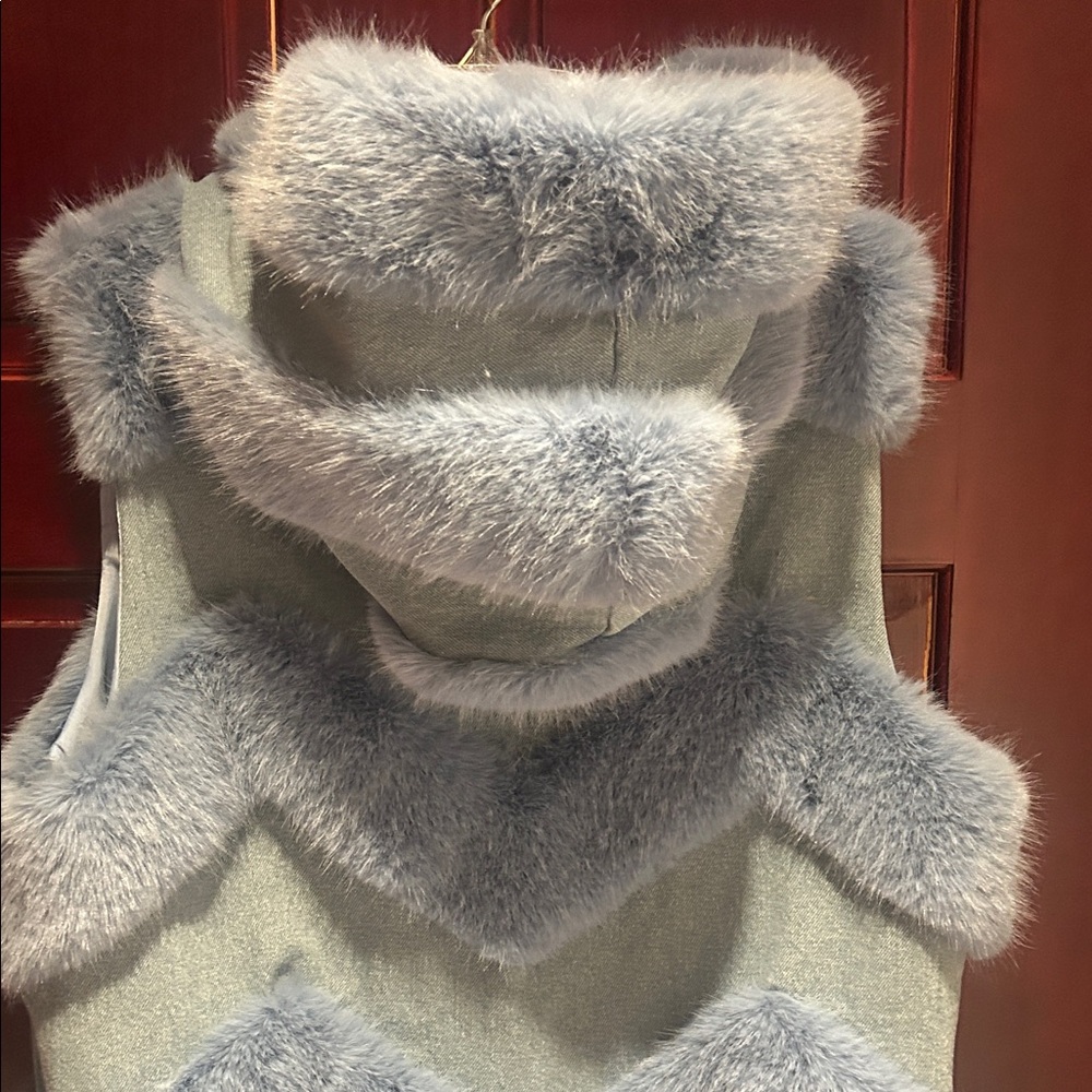 Women's Blue Faux Fur Vest - Picture 5 of 9